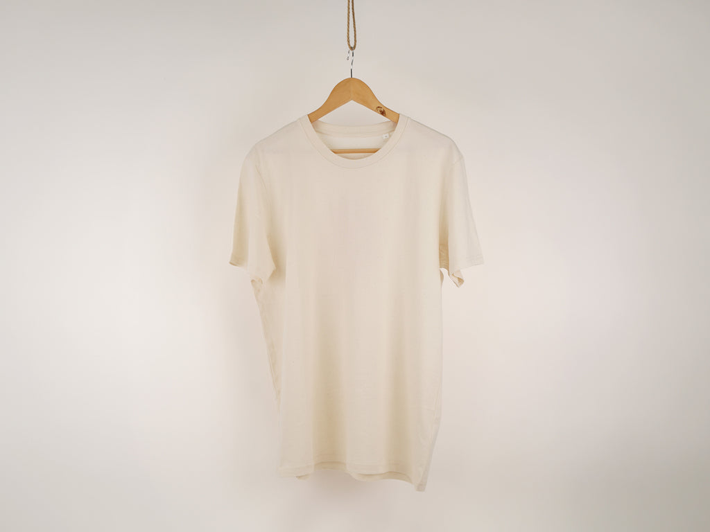 Cremeweißes T-Shirt, hängend auf Kleiderbügel – Vorderansicht ohne Aufdruck