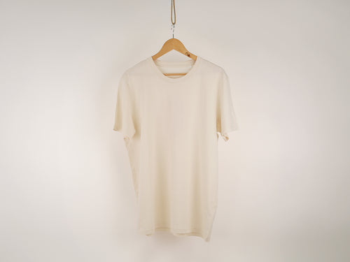 Cremeweißes T-Shirt, hängend auf Kleiderbügel – Vorderansicht ohne Aufdruck