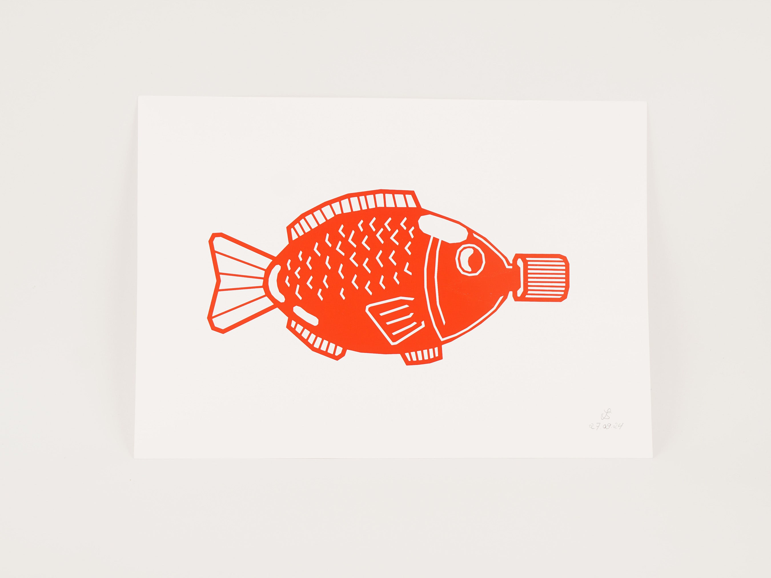 Kunstdruck mit dem roten Fisch & Farbe Markenfisch-Motiv – Siebdruck auf weißem Papier