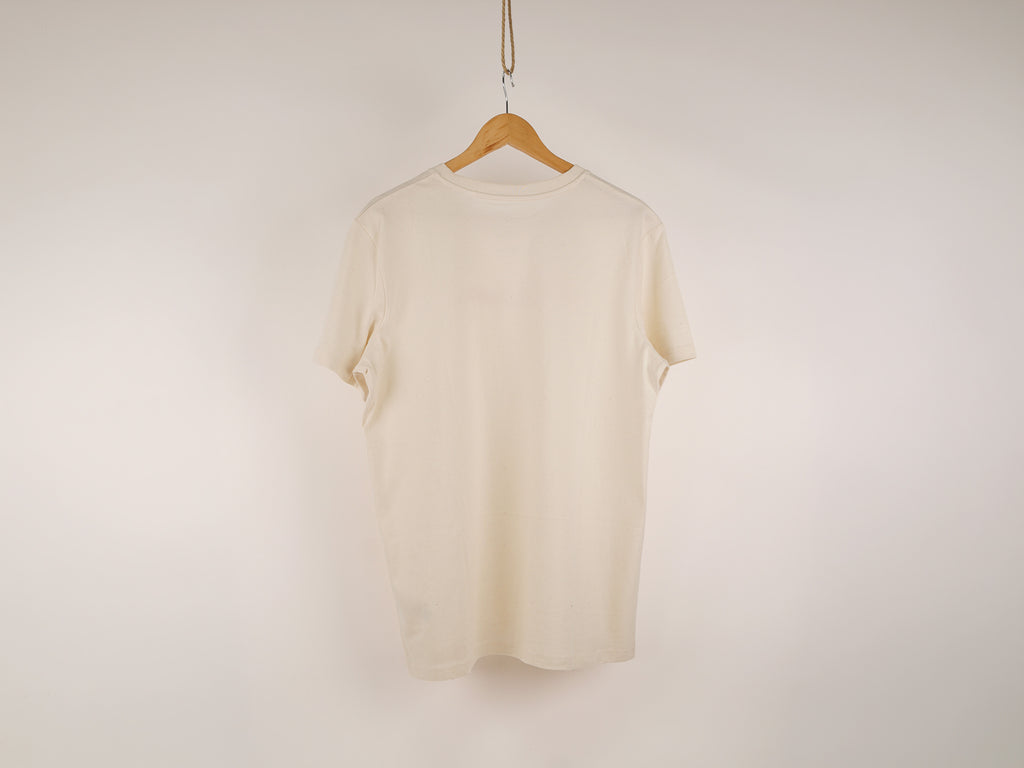 Rückansicht des cremeweißen Herzen-T-Shirts, hängend auf Kleiderbügel – unbedruckte Rückseite