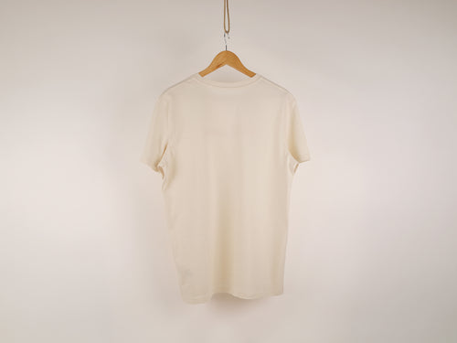 Rückansicht des cremeweißen Herzen-T-Shirts, hängend auf Kleiderbügel – unbedruckte Rückseite