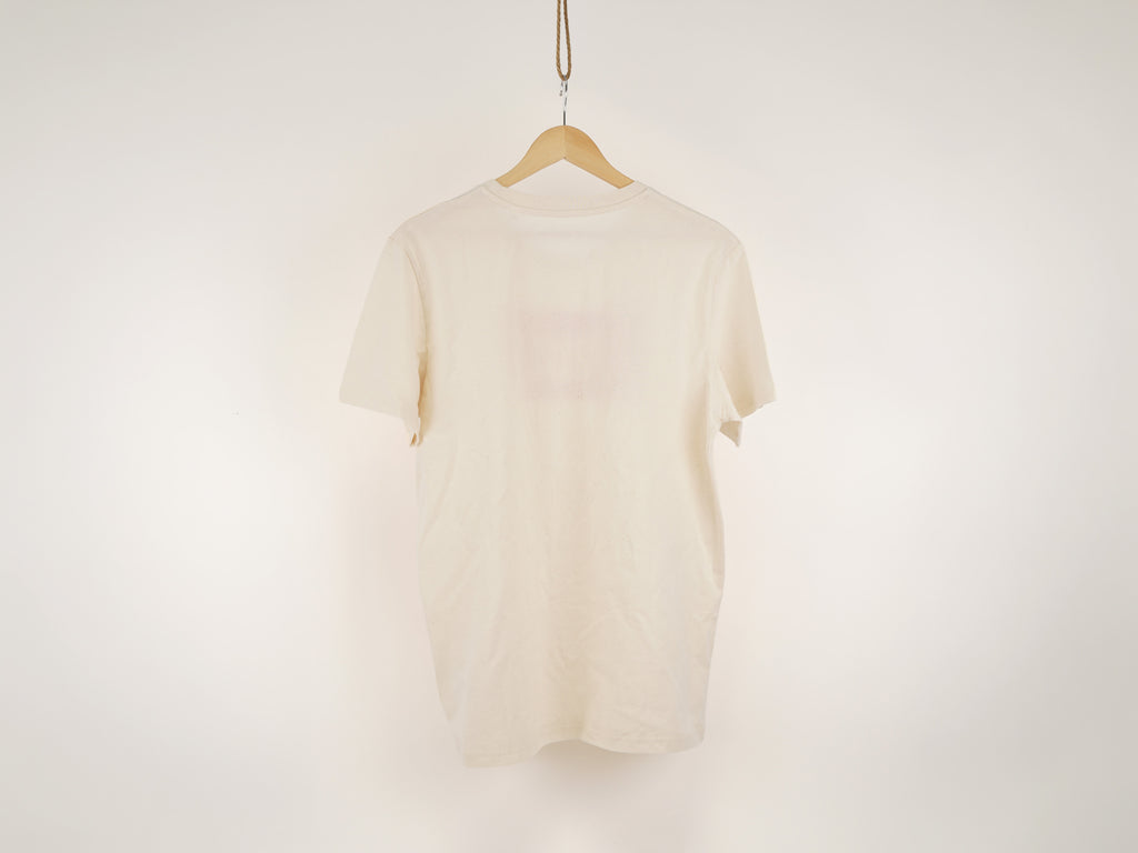 Rückansicht des cremeweißen Passt-T-Shirts, hängend auf Kleiderbügel – unbedruckte Rückseite