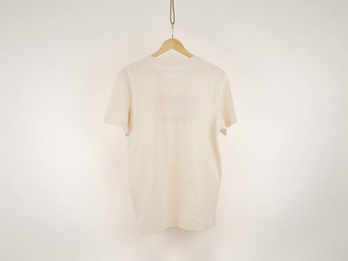 Rückansicht des cremeweißen Passt-T-Shirts, hängend auf Kleiderbügel – unbedruckte Rückseite