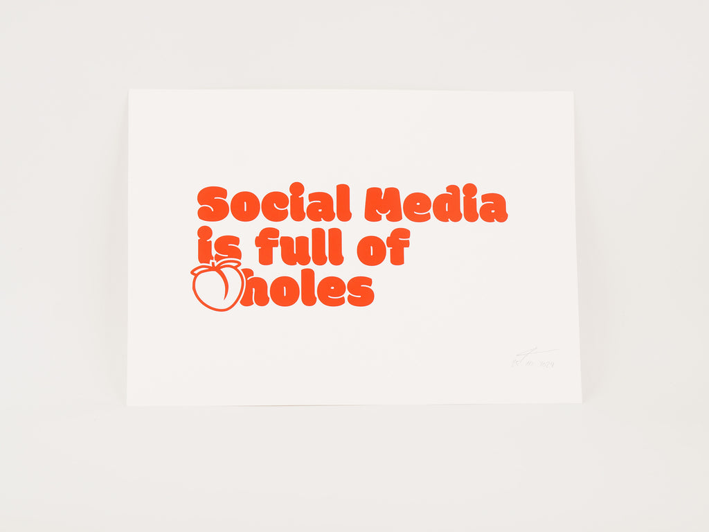 Kunstdruck mit dem roten Schriftzug „Social Media is full of (A)holes" und Tomaten-Illustration auf weißem Papier