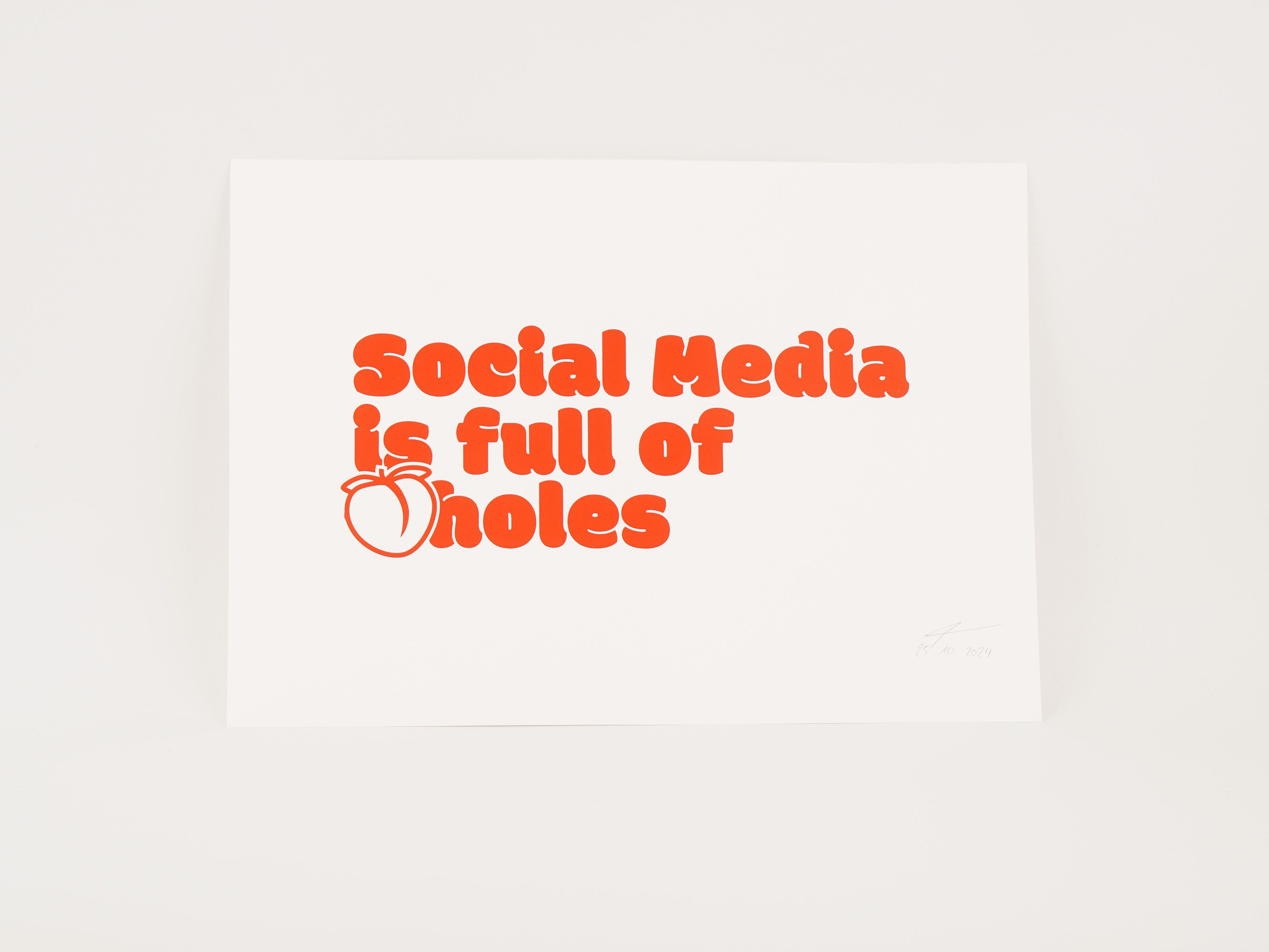 Kunstdruck mit dem roten Schriftzug „Social Media is full of (A)holes" und Tomaten-Illustration auf weißem Papier