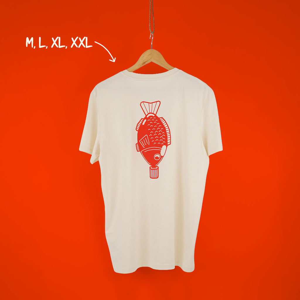Cremeweißes T-Shirt mit korallrotem Fisch-Aufdruck auf dem Rücken, hängend auf orangem Hintergrund – erhältlich in M, L, XL, XXL