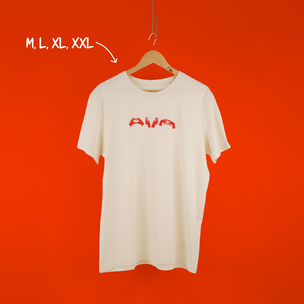 Cremeweißes T-Shirt mit rotem Herzgesten-Brustdruck auf orangem Hintergrund, hängend – erhältlich in M, L, XL, XXL