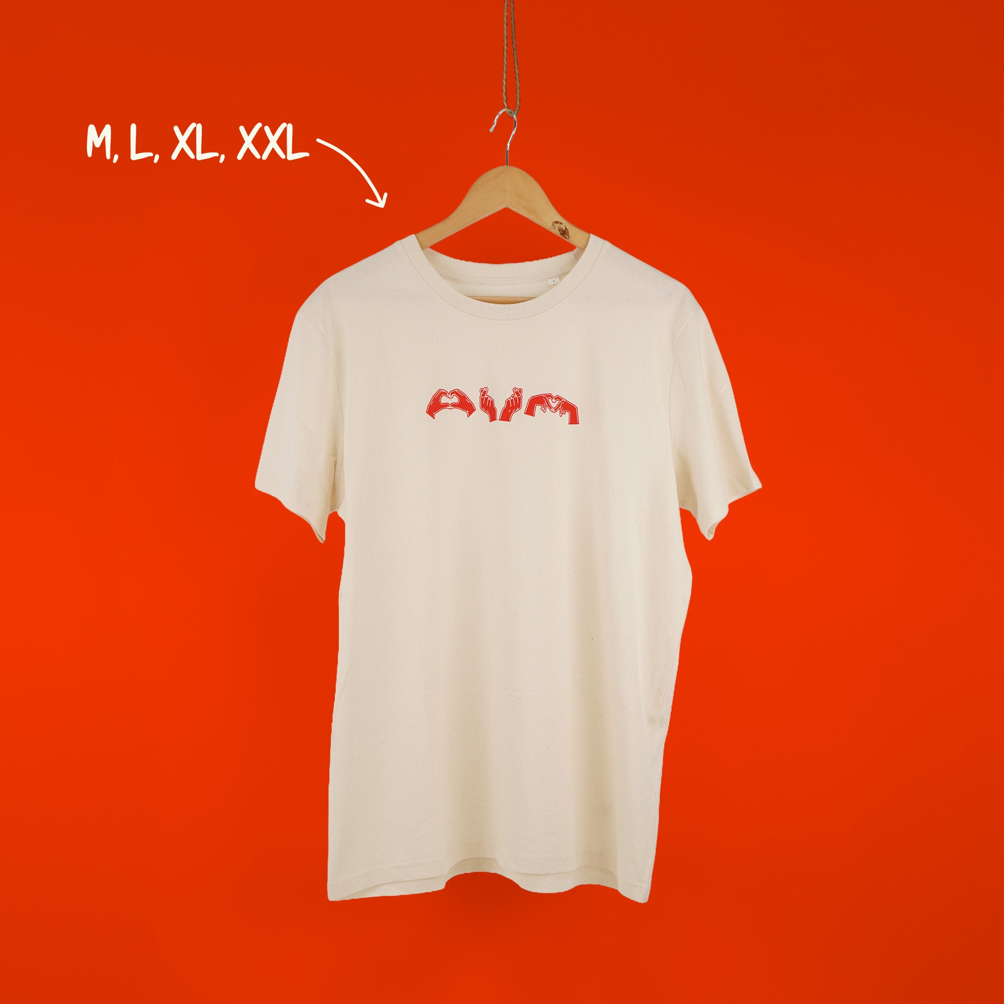 Cremeweißes T-Shirt mit rotem Herzgesten-Brustdruck auf orangem Hintergrund, hängend – erhältlich in M, L, XL, XXL