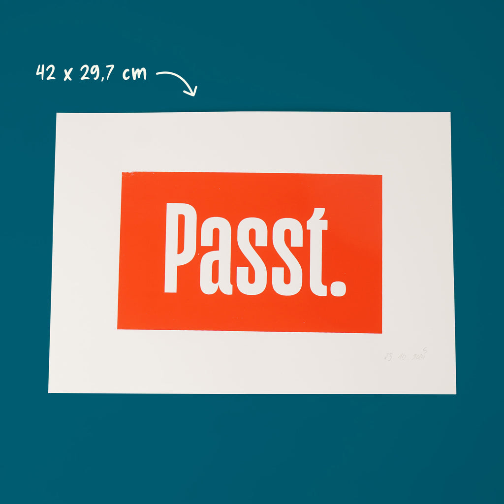 Produktbild: Siebdruck „Passt." auf petrolfarbenem Hintergrund – Format 42 × 29,7 cm