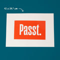 Produktbild: Siebdruck „Passt." auf petrolfarbenem Hintergrund – Format 42 × 29,7 cm