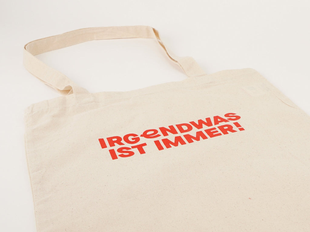 Nahaufnahme IRGENDWAS Siebdruck-Motiv auf Baumwoll-Tote-Bag – Fisch & Farbe