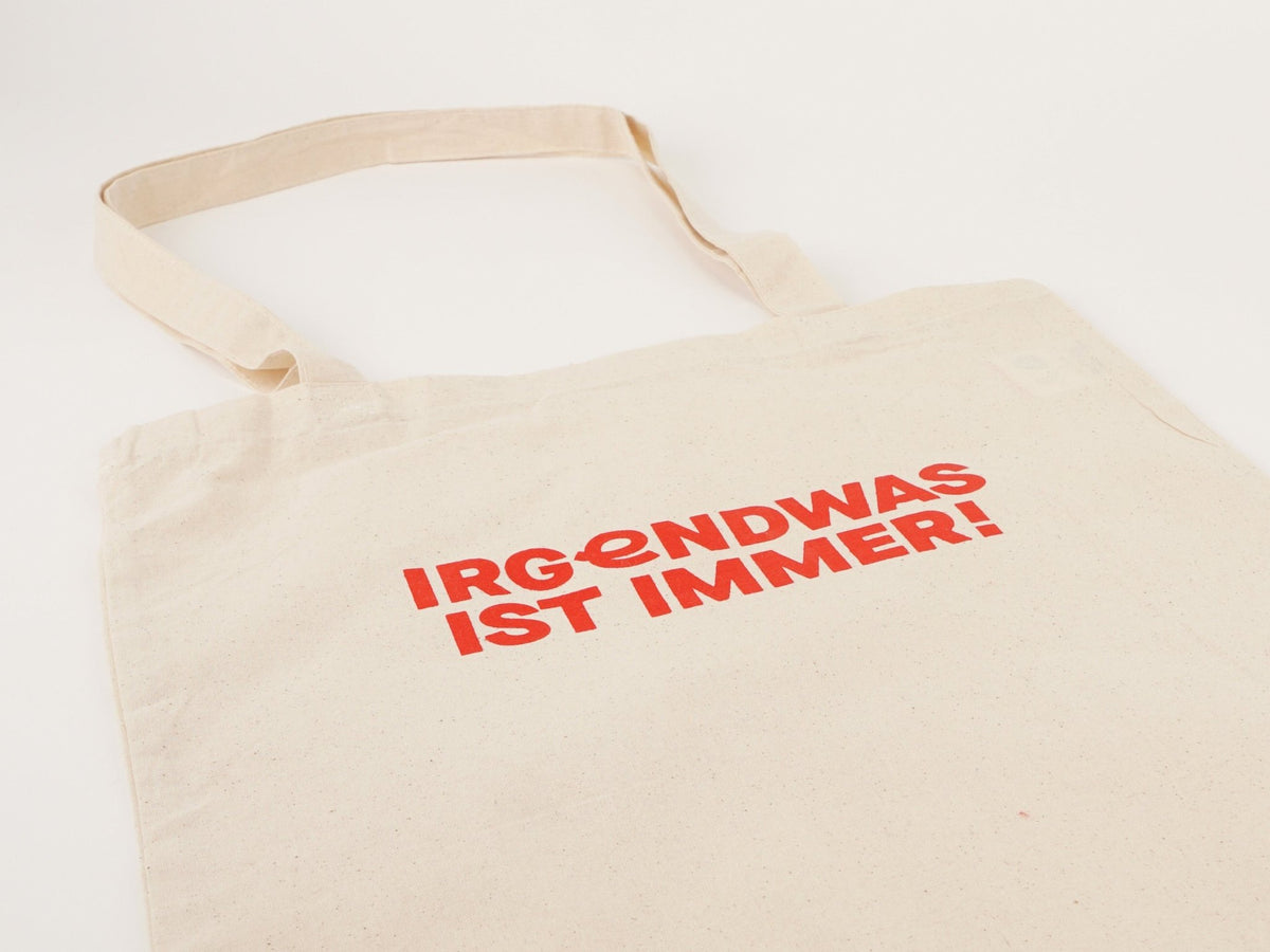 Nahaufnahme IRGENDWAS Siebdruck-Motiv auf Baumwoll-Tote-Bag – Fisch & Farbe