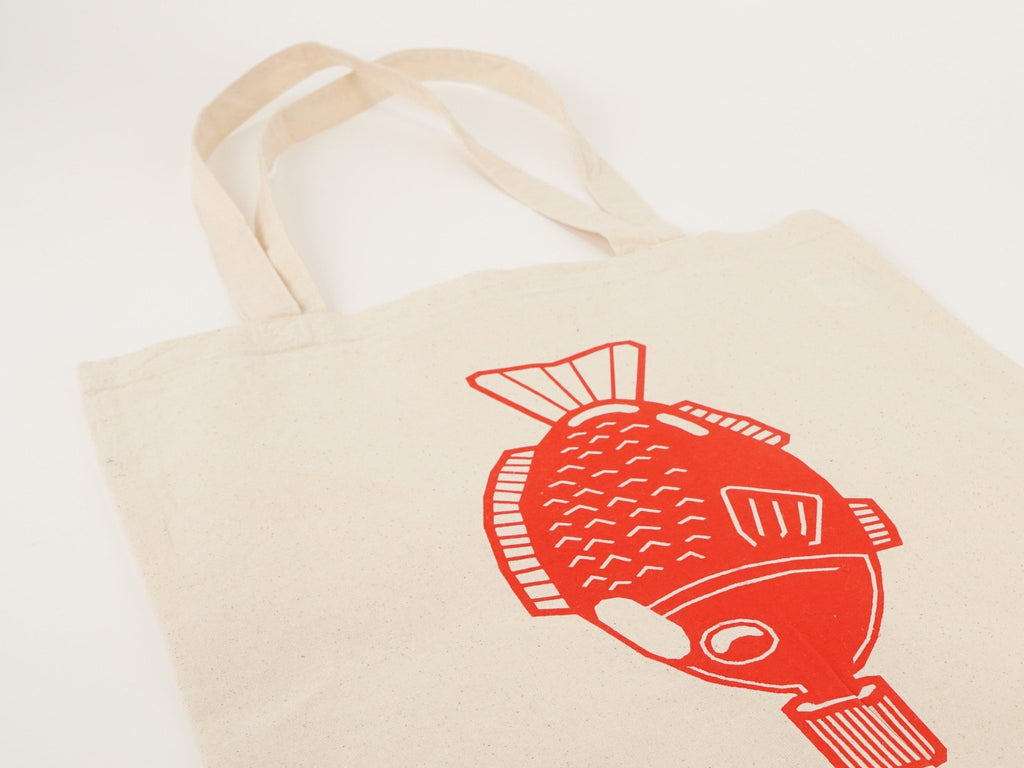 Nahaufnahme Soßenfisch-Motiv Siebdruck auf Baumwoll-Tote-Bag – Fisch & Farbe